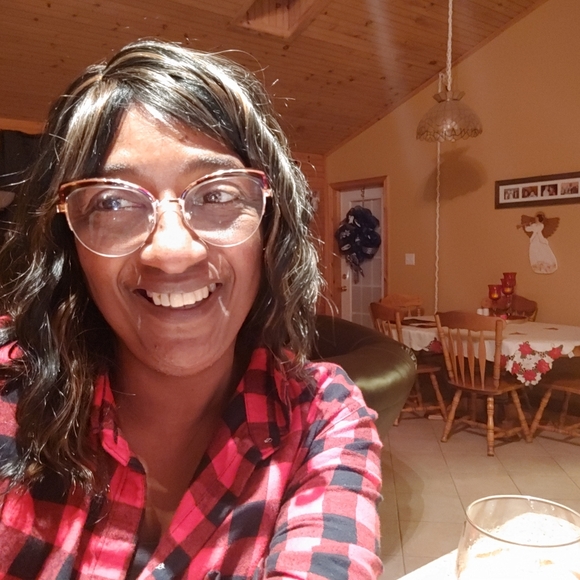 Meet your Posher, Shelley - Picture 2 of 3